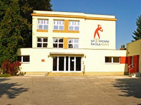 ZŠ SPORTOVNÍ. CHLOUBA UHERSKÉHO HRADIŠTĚ I VÝKLADNÍ SKŘÍŇ ČESKÉHO ŠKOLSTVÍ
